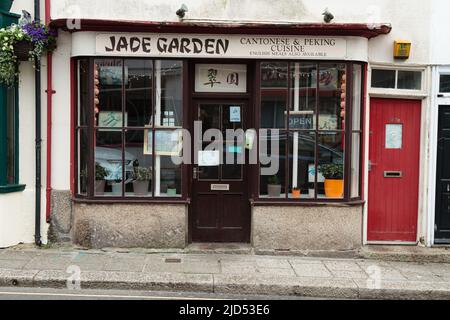 Einzelhandelsgeschäfte (Jade Garden) in der Meneage Street, Helston, Cornwall, England Stockfoto