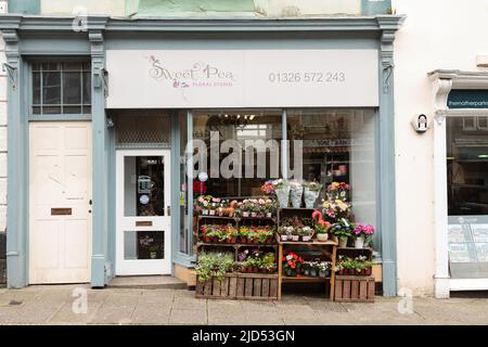 Einzelhandelsgeschäfte (Sweet Pea Floral Studio) in der Meneage Street, Helston, Cornwall, England Stockfoto