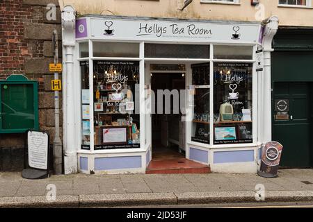 Einzelhandelsgeschäfte (Hellys Tea Room) in der Meneage Street, Helston, Cornwall, England Stockfoto