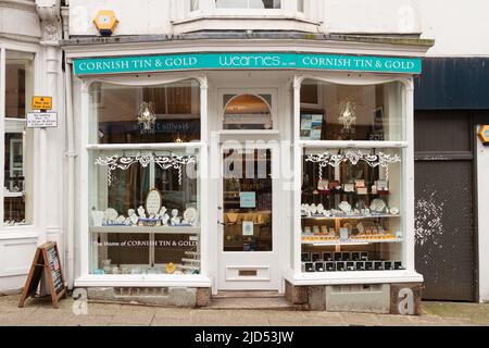 Einzelhandelsgeschäfte (Wearnes) in der Meneage Street, Helston, Cornwall, England Stockfoto