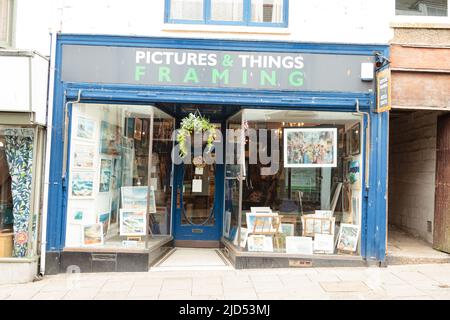 Einzelhandelsgeschäfte (Picture and Things Framing) in der Meneage Street, Helston, Cornwall, England Stockfoto