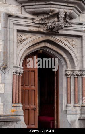 Romanischer Eingang zum Kylemore Castle in der Kylemore Abbey in Connemara, Irland. Stockfoto