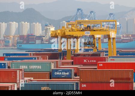 10. Juni 2020-Busan, Südkorea- Eine Szene des neuen Containerhafens in Busan, Südkorea die Wirtschaft Südkoreas wird in diesem Jahr voraussichtlich 1,2 Prozent einbrechen, da die Pandemie des Coronavirus und die Lockdown-Maßnahmen den globalen Handel und Konsum erschüttern, sagte die Organisation für wirtschaftliche Zusammenarbeit und Entwicklung (OECD) am Mittwoch. Die aktualisierte Prognose, die die schärfste Kontraktion seit der asiatischen Finanzkrise von 1998 sein würde, markierte eine drastische Herabstufung gegenüber der OECD-Prognose vom März mit einer Expansion von 2 Prozent. Die jüngste Prognose der OECD ist düsterer als eine Prognose der Bank of Korea (BOK), die f Stockfoto