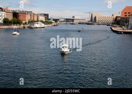 Kopenhagen /Dänemark/18 Juni 2022 /Menschen genießen den Sommertag in Kopenhagen Kanalblick von der Hojbro-Brücke und der Knippelsbo-Brücke in der dänischen Hauptstadt. (Foto..Francis Joseph Dean/Deanpictures). Stockfoto