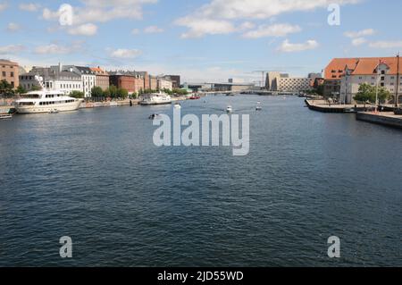 Kopenhagen /Dänemark/18 Juni 2022 /Menschen genießen den Sommertag in Kopenhagen Kanalblick von der Hojbro-Brücke und der Knippelsbo-Brücke in der dänischen Hauptstadt. (Foto..Francis Joseph Dean/Deanpictures). Stockfoto