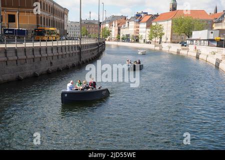 Kopenhagen /Dänemark/18 Juni 2022 /Menschen genießen den Sommertag in Kopenhagen Kanalblick von der Hojbro-Brücke und der Knippelsbo-Brücke in der dänischen Hauptstadt. (Foto..Francis Joseph Dean/Deanpictures). Stockfoto