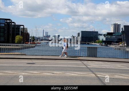 Kopenhagen /Dänemark/18 Juni 2022 /Menschen genießen den Sommertag in Kopenhagen Kanalblick von der Hojbro-Brücke und der Knippelsbo-Brücke in der dänischen Hauptstadt. (Foto..Francis Joseph Dean/Deanpictures). Stockfoto