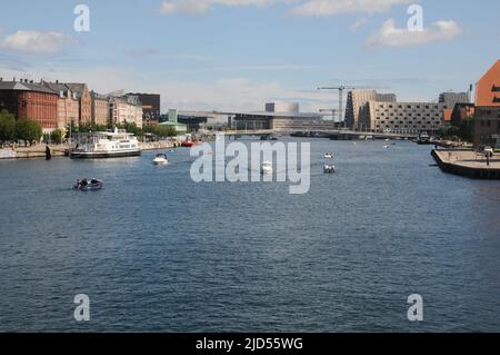 Kopenhagen /Dänemark/18 Juni 2022 /Menschen genießen den Sommertag in Kopenhagen Kanalblick von der Hojbro-Brücke und der Knippelsbo-Brücke in der dänischen Hauptstadt. (Foto..Francis Joseph Dean/Deanpictures). Stockfoto