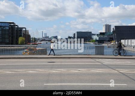 Kopenhagen /Dänemark/18 Juni 2022 /Menschen genießen den Sommertag in Kopenhagen Kanalblick von der Hojbro-Brücke und der Knippelsbo-Brücke in der dänischen Hauptstadt. (Foto..Francis Joseph Dean/Deanpictures). Stockfoto