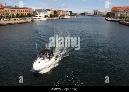 Kopenhagen /Dänemark/18 Juni 2022 /Menschen genießen den Sommertag in Kopenhagen Kanalblick von der Hojbro-Brücke und der Knippelsbo-Brücke in der dänischen Hauptstadt. (Foto..Francis Joseph Dean/Deanpictures). Stockfoto