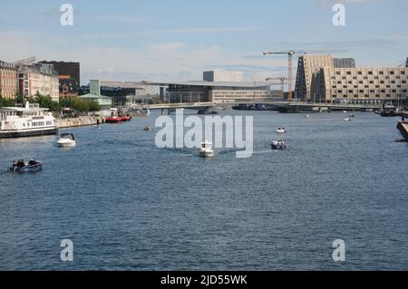 Kopenhagen /Dänemark/18 Juni 2022 /Menschen genießen den Sommertag in Kopenhagen Kanalblick von der Hojbro-Brücke und der Knippelsbo-Brücke in der dänischen Hauptstadt. (Foto..Francis Joseph Dean/Deanpictures). Stockfoto