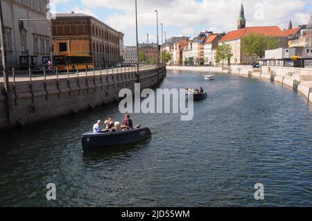 Kopenhagen /Dänemark/18 Juni 2022 /Menschen genießen den Sommertag in Kopenhagen Kanalblick von der Hojbro-Brücke und der Knippelsbo-Brücke in der dänischen Hauptstadt. (Foto..Francis Joseph Dean/Deanpictures). Stockfoto