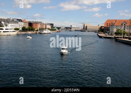 Kopenhagen /Dänemark/18 Juni 2022 /Menschen genießen den Sommertag in Kopenhagen Kanalblick von der Hojbro-Brücke und der Knippelsbo-Brücke in der dänischen Hauptstadt. (Foto..Francis Joseph Dean/Deanpictures). Stockfoto