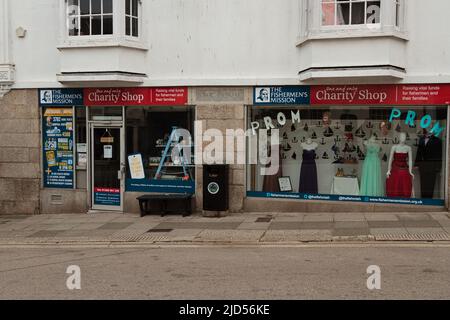 Einzelhandelsgeschäfte (The Fisherman's Mission) in der Coinagehall Street, Helston, Cornwall, England Stockfoto