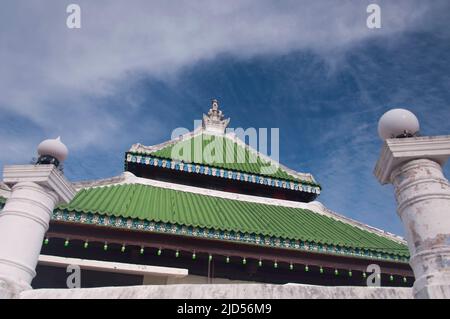 Die historische Kampung Kling Moschee wurde 1748 in der Stadt Malacca Malaysia an einem blauen Himmel errichtet. Stockfoto