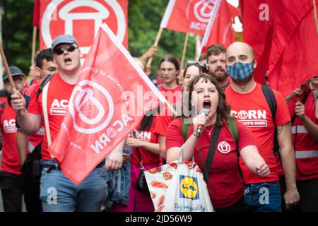 London, Großbritannien. 18.. Juni 2022. Die Demonstranten kommen am Parliament Square an. Tausende von Menschen gehen zu einer nationalen Demonstration auf die Straße. Da die Inflation außer Kontrolle Gerät, organisierte der Gewerkschaftsrat den Protest, um das Bewusstsein für die Lebenshaltungskosten zu schärfen. Kredit: Andy Barton/Alamy Live Nachrichten Stockfoto