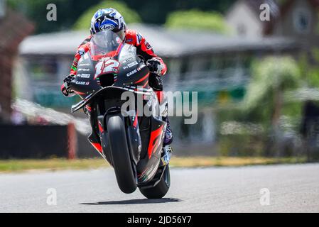 Hohenstein Ernstthal, Deutschland. 17.. Juni 2022. Motorsport/Motorrad, großer Preis von Deutschland, MotoGP, 2. Freies Training auf dem Sachsenring. Maverick Vinales aus Spanien vom Aprilia Racing Team fährt vor dem historischen Schiedsrichterturm um die Strecke. Quelle: Jan Woitas/dpa/Alamy Live News Stockfoto