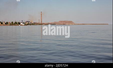 Waterfront in Mariupol, Ukraine, Asovstal Stahlwerk im Hintergrund. Während der russischen Invasion der Ukraine 2022 wurde die Stadt weitgehend belagert Stockfoto