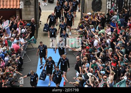 Twickenham, Großbritannien. 18.. Juni 2022. Leicester Spieler kommen am 6/18/2022 in Twickenham, Großbritannien an. (Foto von Craig Thomas/News Images/Sipa USA) Quelle: SIPA USA/Alamy Live News Stockfoto