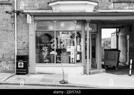 Einzelhandelsgeschäfte (The Waffle Factory) in der Meneage Street, Helston, Cornwall, England Stockfoto