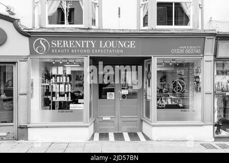 Einzelhandelsgeschäfte (Serenity Lounge) in der Meneage Street, Helston, Cornwall, England Stockfoto