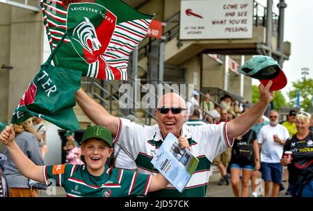 Twickenham, Großbritannien. 18.. Juni 2022. Anhänger von Leicester Tigers sind bereit für das Gallagher Premiership Rugby Final Spiel zwischen Leicester Tigers und Saracens im Twickenham Stadium, Twickenham, Großbritannien, am 18. Juni 2022. Foto von Phil Hutchinson. Nur zur redaktionellen Verwendung, Lizenz für kommerzielle Nutzung erforderlich. Keine Verwendung bei Wetten, Spielen oder Veröffentlichungen einzelner Clubs/Vereine/Spieler. Kredit: UK Sports Pics Ltd/Alamy Live Nachrichten Stockfoto