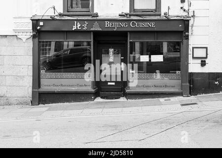 Einzelhandelsgeschäfte (Pekinger Küche) in der Coinagehall Street, Helston, Cornwall, England Stockfoto