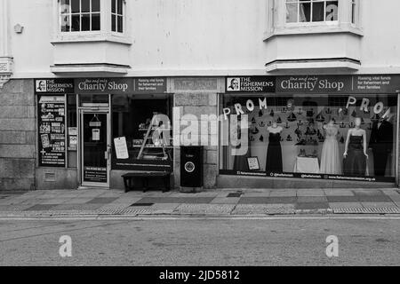 Einzelhandelsgeschäfte (The Fisherman's Mission) in der Coinagehall Street, Helston, Cornwall, England Stockfoto