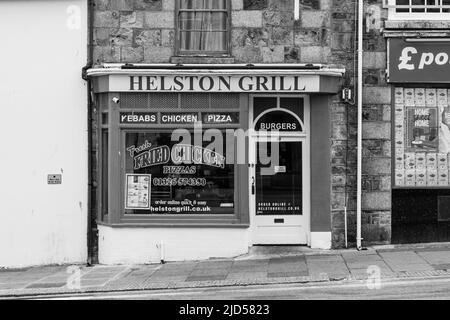 Einzelhandelsgeschäfte (Helston Grill) in der Coinagehall Street, Helston, Cornwall, England Stockfoto