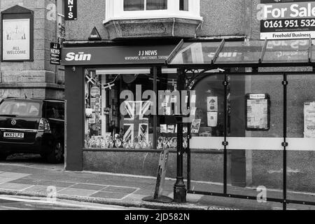 Einzelhandelsgeschäfte (JJ News) in der Coinagehall Street, Helston, Cornwall, England Stockfoto