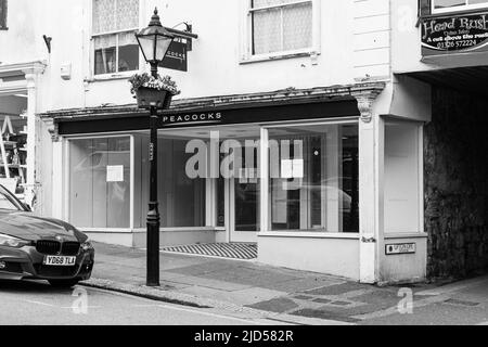 Einzelhandelsgeschäfte (Peacocks - geschlossen) in der Coinagehall Street, Helston, Cornwall, England Stockfoto