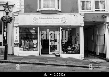 Einzelhandelsgeschäfte in der Coinagehall Street, Helston, Cornwall, England Stockfoto