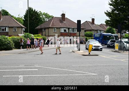 Horley, Surrey, Großbritannien-18 2022. Juni: Menschen, die in der Parade beim Horley Carnival spazieren. Stockfoto