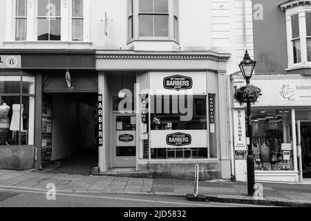 Einzelhandelsgeschäfte (Off Your Head Barbers) in der Coinagehall Street, Helston, Cornwall, England Stockfoto