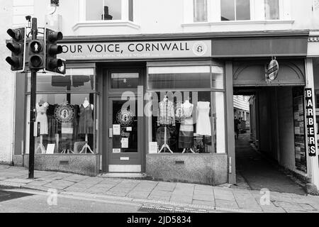 Einzelhandelsgeschäfte (Our Voice) in der Coinagehall Street, Helston, Cornwall, England Stockfoto