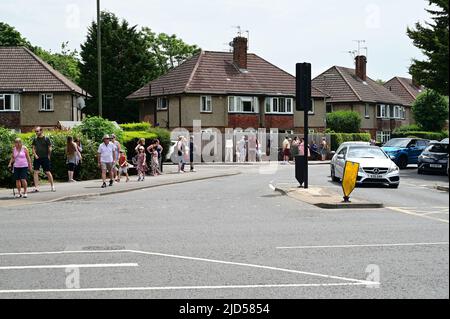 Horley, Surrey, Großbritannien-18 2022. Juni: Menschen, die in der Parade beim Horley Carnival spazieren. Stockfoto