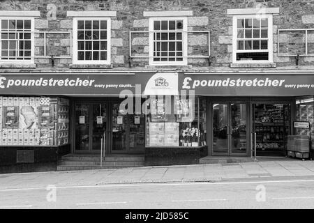 Einzelhandelsgeschäfte (Poundstretcher) in der Coinagehall Street, Helston, Cornwall, England Stockfoto