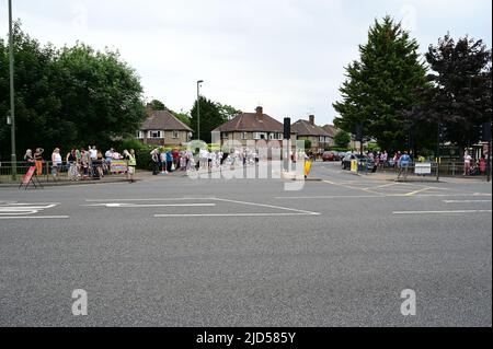 Horley, Surrey, Großbritannien-18 2022. Juni: Menschen, die in der Parade beim Horley Carnival spazieren. Stockfoto