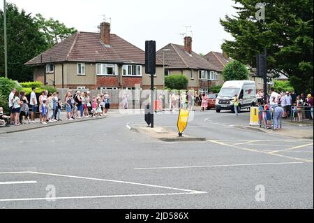 Horley, Surrey, Großbritannien-18 2022. Juni: Menschen, die in der Parade beim Horley Carnival spazieren. Stockfoto