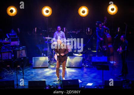 Robert Plant tritt bei Einem Konzert für Bert Jansch beim Celtic Connections Festival in der Glasgow Royal Concert Hall am 1.. Februar 2016 in Glasgow, Schottland, auf Stockfoto