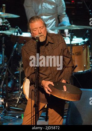 Robert Plant tritt bei Einem Konzert für Bert Jansch beim Celtic Connections Festival in der Glasgow Royal Concert Hall am 1.. Februar 2016 in Glasgow, Schottland, auf Stockfoto