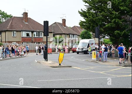 Horley, Surrey, Großbritannien-18 2022. Juni: Menschen, die in der Parade beim Horley Carnival spazieren. Stockfoto