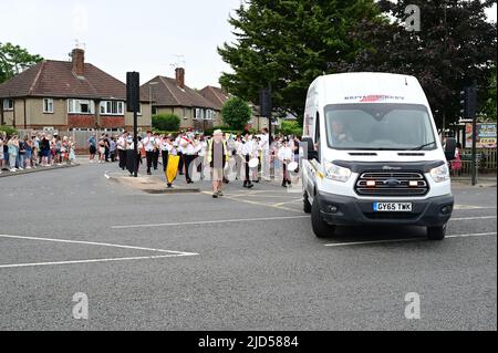 Horley, Surrey, Großbritannien-18 2022. Juni: Menschen, die in der Parade beim Horley Carnival spazieren. Stockfoto