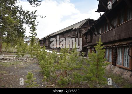 Yellowstone National Park, USA 5/21/2022. Das Äußere des alten Faithfull Inn. Im Winter 1903-4 mit geerntetem Holz und Naturstein aus der Region angehoben Stockfoto