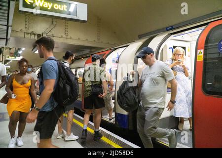 London, Großbritannien, 17. Juni 2022: U-Bahn-Passagiere am bisher heißesten Tag des Jahres, mit Temperaturen in Kew und Heathrow von 32,4 Grad. Anna Watson/Alamy Stockfoto