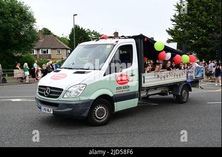 Horley, Surrey, Großbritannien-18 2022. Juni: Menschen, die in der Parade beim Horley Carnival spazieren. Stockfoto