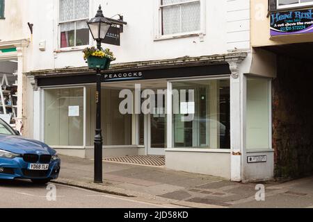 Einzelhandelsgeschäfte (Peacocks - geschlossen) in der Coinagehall Street, Helston, Cornwall, England Stockfoto