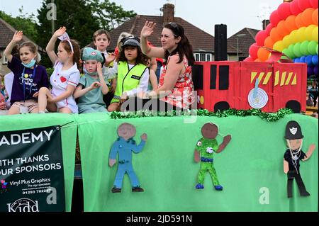 Horley, Surrey, Großbritannien-18 2022. Juni: Menschen, die in der Parade beim Horley Carnival spazieren. Stockfoto