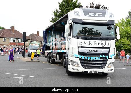 Horley, Surrey, Großbritannien-18 2022. Juni: Menschen, die in der Parade beim Horley Carnival spazieren. Stockfoto