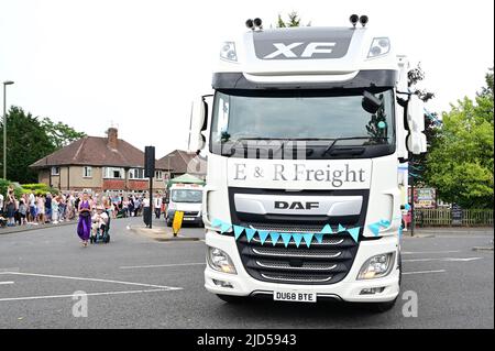 Horley, Surrey, Großbritannien-18 2022. Juni: Menschen, die in der Parade beim Horley Carnival spazieren. Stockfoto